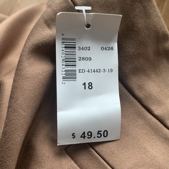 NWT Mid-rise Capris - fitted through the hip and thighs! - Picture 6 of 7